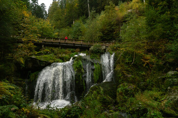 Triberger Wasserfälle bei Triberg im Schwarzwald in Baden-Württemberg in Deutschland mit Mann in...