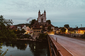 Ausblick auf Aarburg mit Kirche in der Schweiz im Kanton Aargau 