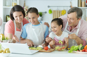 Naklejka premium Cute family cooking