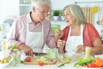 Obraz na płótnie Canvas Senior couple cooking