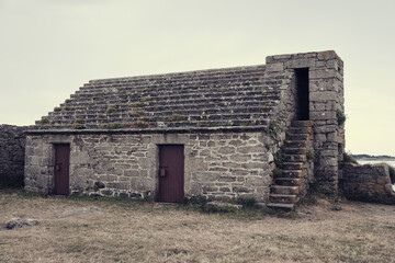 Construction militaire , ancien dépôt de munitions .