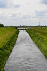 Kanalisierte Mündung der Emscher in den Rhein bei Dinslaken vor der Renaturierung (Mai 2021)