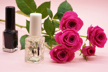 ピンクの薔薇の花とマニュキュア