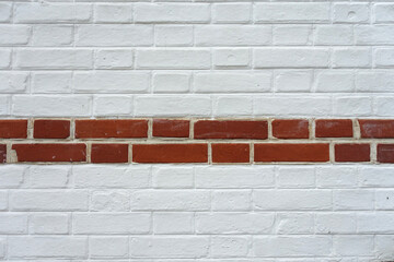 Mur de briques peint en blanc