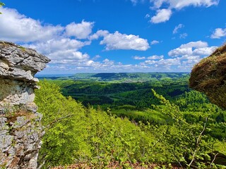 Blick auf die schw&auml;bische Alb vom Aussichtspunkt h&auml;ngender Stein/Zollernalb