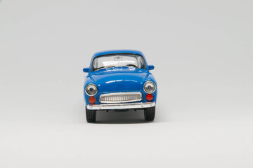 Fototapeta Syrena samochód zabawka koloru niebieskiego na białym tle obraz