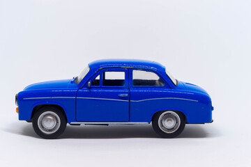 Niebieski samochód zabawka Syrena na białym tle - obrazy, fototapety, plakaty