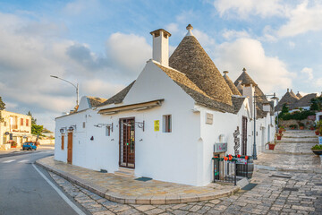 Malownicze miasteczko we Włoszech z pięknymi domkami - Alberobello - obrazy, fototapety, plakaty