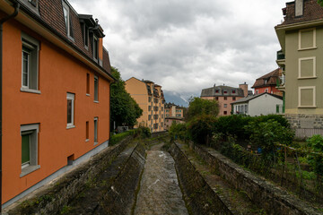 Fototapeta na wymiar Kanal in einem kleinen Ort in der Schweiz