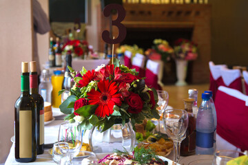 Obraz na płótnie Canvas A table decorated with flowers and drinks for guests