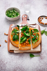Pizza with pumpkin cream spinach chickpeas and almonds (ph. Marianna Franchi)