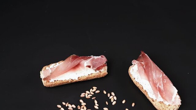 Tartine con formaggio e prosciutto
