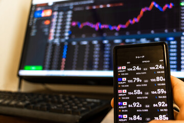 パソコンとスマートフォンで行うFX取引