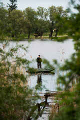 wędkarz w pontonie na jeziorze łowiący ryby