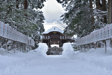 雪の中の神社