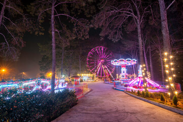 Obraz premium Spinning ferris wheel at night