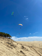 Parapentes au dessus de la dune du Pilat, bassin d’Arcachon en Gironde