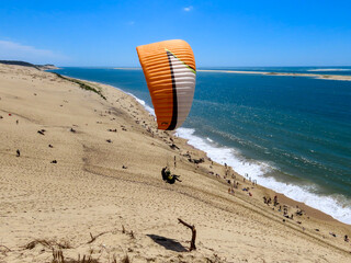 Parapente au dessus de la dune du Pilat, bassin d’Arcachon en Gironde