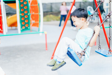 遊具で遊ぶ小さな男の子