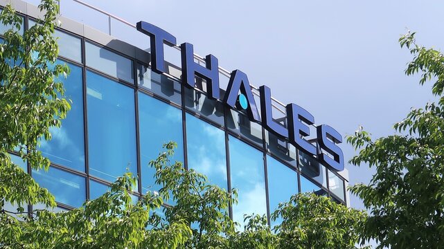 Enseigne / logo de l&rsquo;entreprise d&rsquo;&eacute;lectronique Thales, industrie fran&ccedil;aise de d&eacute;fense / a&eacute;ronautique / a&eacute;rospatial, sur la fa&ccedil;ade du b&acirc;timent de ses bureaux de Meudon pr&egrave;s de Paris &ndash; mai 2021 (France)
