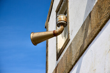Horns used as a boat alarm on foggy days
