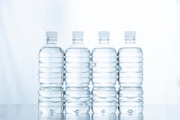 水の入ったペットボトル