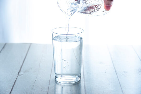 「水 注ぐ」の写真素材 | 6,203件の無料イラスト画像 | Adobe Stock