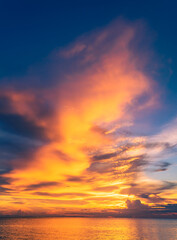 Fototapeta premium sunset sky over the sea in the evening vertical