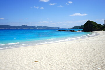 Obraz premium Beautiful summer scenery. calm waves on the blue water. Furuzamami Beach in Zamami island, Okinawa, Japan - 日本 沖縄 座間味島 古座間味ビーチ 青い海 