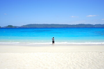 Man taking photo to Furuzamami Beach in Zamami island, Okinawa, Japan - 日本 沖縄 座間味島 古座間味ビーチ 写真を撮る男性