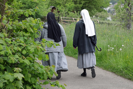 zwei nonnen bei einem spaziergang in der natur