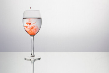 Wasser im Glas mit Farbspritzer