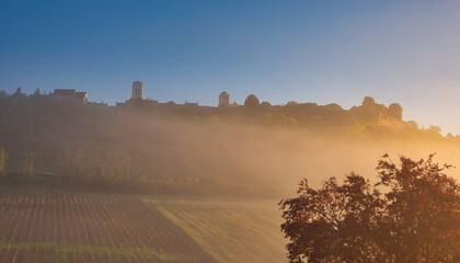 Blilck von Vezelay auf den Frühnebel im Morvan im Burgund