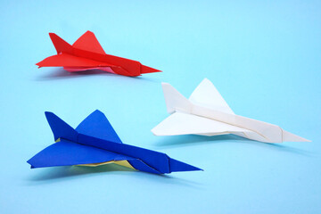 トリコロールカラーの紙飛行機