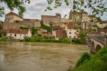 Blick auf Pesmes in Haute Saone in Frankreich