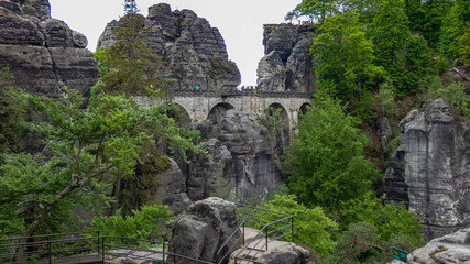 Fototapeta na wymiar Basteibrücke mit Felsformationen und grünen Laubbäumen