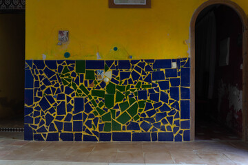 Patio de entrada con cerámica valenciana, en casa tradicional Valenciana. Algar de Palància - obrazy, fototapety, plakaty