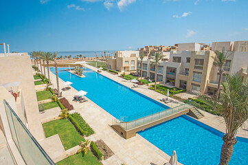 Fototapeta na wymiar Swimming pool in a luxury tropical hotel resort with sea view