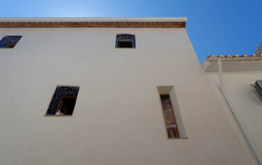 Fachada principal en casa tradicional valenciana en Algar de Palància
