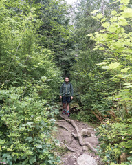 Obraz premium Chico joven en el bosque