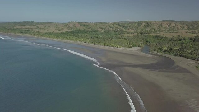 Orbite a&eacute;rienne entour&eacute; d'eau bleue pr&egrave;s des c&ocirc;tes sauvages dans l'oc&eacute;an. Panama 