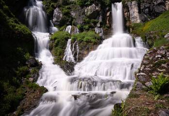 Obraz premium Wasserfall mit Felsen