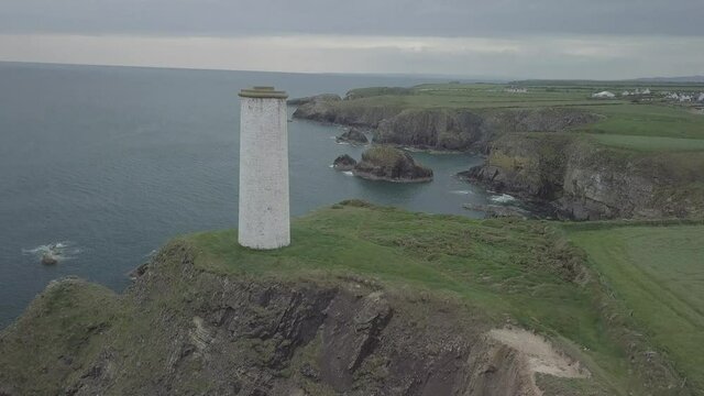 Vue a&eacute;rienne de bas en haut sur une colonne entour&eacute; de c&ocirc;tes rocheuses et de paysages verdoyants. Irlande 