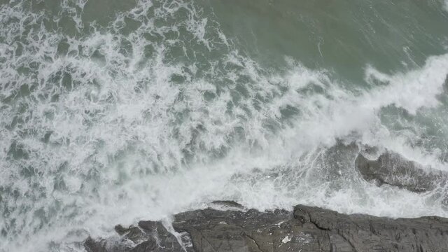 BEACH BAHIA Brasil Praia de Itacare - prise de vue a&eacute;rienne de bas en haut d'une plage avec rocher dans l'oc&eacute;an Atlantique, au-dessus des vagues qui se brisent le long de la plage
