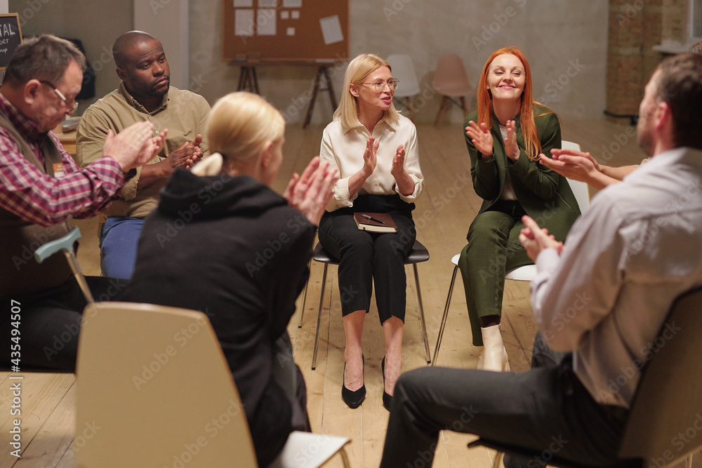 Aufkleber happy people clapping hands after hot discussion of psychological problems at session