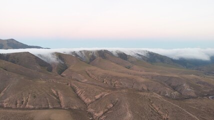 Naklejka premium Montañas de colores 