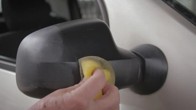 Limpiar el retrovisor del carro