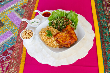 comida árabe pollo asado con marmaón, ensalada  y garbanzo  