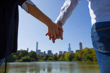 couple holding hands in Central Park, New York - obrazy, fototapety, plakaty