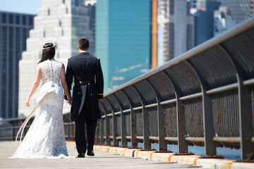 bride and groom in Brooklyn Bridge park, New York
